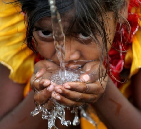 폭염 속 인도 여자 어린이가 물을 마시고 있다. /사진=EPA