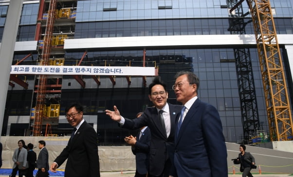 O presidente Moon Jae-in e o vice-presidente da Samsung Electronics Lee Jae-yong visitam o local de construção do edifício EUV após a cerimônia de anúncio da visão do sistema de semicondutores realizada na Samsung Electronics DSR em Hwaseong, Gyeonggi-do em 30 de abril de 2019 [사진=연합뉴스]