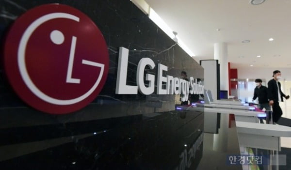 LG에너지솔루션, 美 전기차 배터리 조사 소식에 하락