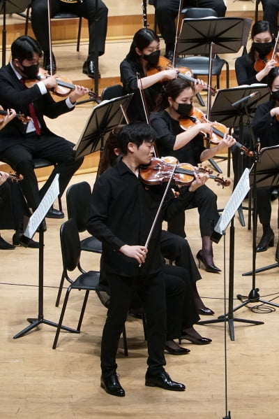 [포토] 한경아르떼필하모닉과 하모니 맞추는 바이올리니스트 김재영