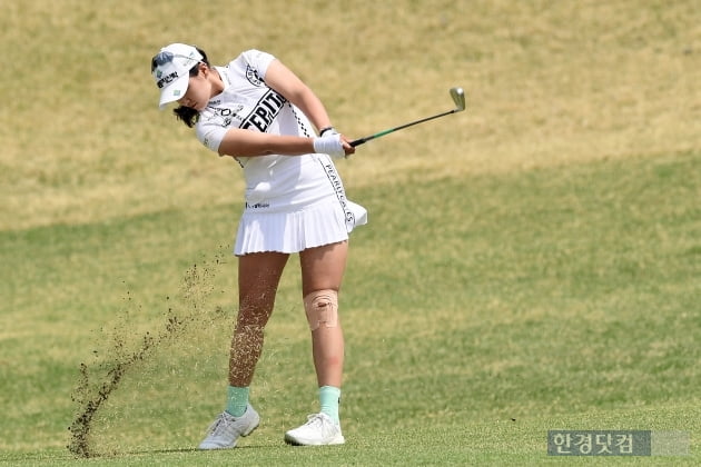 [포토] 박현경, '홀컵으로 날아라'