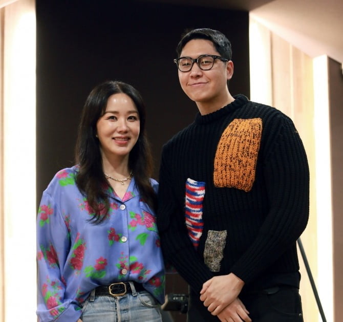 엄정화X정준일, ‘서울체크인’ OST로 첫 콜라보…녹음실 인증샷 공개 ‘훈훈’