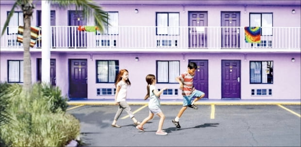 [시네마노믹스] 디즈니월드 앞 모텔에 사는 6세 소녀와 엄마, 주거 보조금 못 받아 이별 위기에 놓이는데…