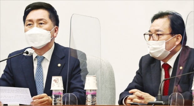 Kim Ki-Hyun, o líder do Poder Popular (à esquerda), fala em uma reunião de planta baixa realizada na Assembleia Nacional no dia 1º.  Notícias 1 