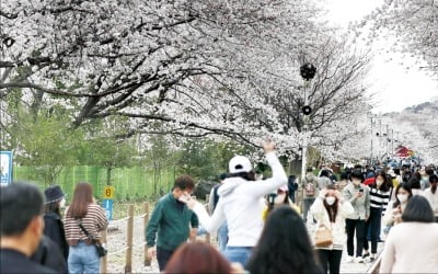 방역 대전환…2주 뒤엔 밖에서 마스크 벗는다