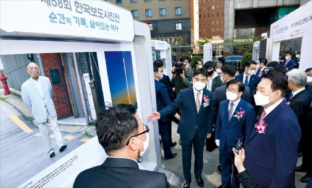 [포토] ‘전두환 보도 사진’ 관람한 尹 “한 장의 사진이 역사 바꿔” 