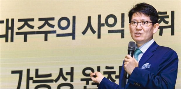 강성부 KCGI 대표가 지난해 4월 ‘한진그룹 정상화를 위한 주주연합 기자간담회’에서 발표하고 있다. 