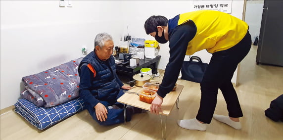 서울시 돌봄 SOS센터 직원이 어르신에게 식사를 지원하고 있다.  서울시 제공 