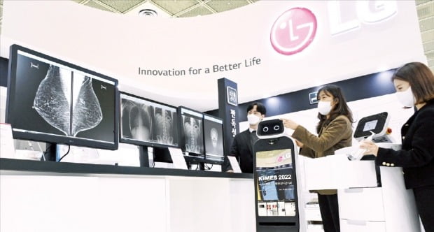 LG전자는 국제의료기기 및 병원설비 전시회 KIMES 2022에서 의료기기를 선보였다. /LG전자 제공 