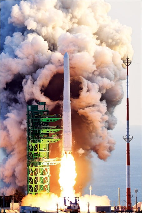 한국형 발사체 누리호(KSLV-II)가 지난해 10월 21일 전남 고흥군 나로우주센터에서 발사됐다. /한경 DB 