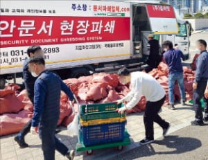 서울 용산 국방부 청사에서 직원들이 대통령 집무실 이전을 준비하기 위해 보안문서 파쇄 작업을 하고 있다.  /연합뉴스 