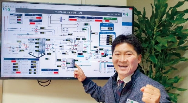 박종우 제이앤지 대표가 전북 전주 본사에서 지열에너지 시스템을 설명하고 있다. /임호범 기자 