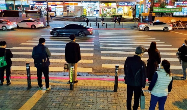 서울 지하철 건대입구역에 설치된 성풍솔레드의 바닥신호등.  성풍솔레드 제공 