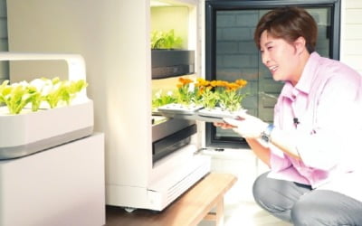 [포토] LG 식물 재배기 체험하는 박세리 감독