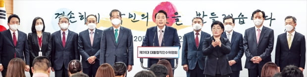 윤석열 대통령 당선인이 10일 서울 통의동 대통령직인수위원회 사무실에서 한덕수 국무총리 후보자와 함께 초대 내각의 장관 후보자들을 소개하고 있다. 왼쪽부터 원희룡 국토교통부, 김현숙 여성가족부, 박보균 문화체육관광부, 추경호 부총리 겸 기획재정부 장관 후보자, 한 후보자, 윤 당선인, 이종섭 국방부 장관 후보자, 수어통역사, 이창양 산업통상자원부, 정호영 보건복지부, 이종호 과학기술정보통신부 장관 후보자.  김범준 기자 