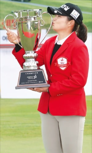 장수연이 10일 롯데스카이힐 제주CC에서 열린 한국여자프로골프(KLPGA) 투어 롯데렌터카 여자오픈에서 우승한 뒤 우승컵에 입을 맞추고 있다.  연합뉴스 