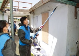 전남 보성군 보성읍 우리동네 복지기동대가 지난해 5월 가정의 달을 맞아 다문화가정 주택 페인트칠 봉사를 하고 있다.   전라남도  제공 