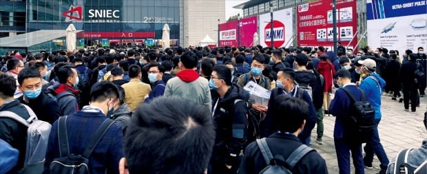 한미반도체는 지난해 3월 중국 상하이에서 열린 반도체 전시회 ‘세미콘차이나’의 공식 후원사로 참여했다. /한미반도체 제공. 