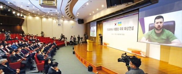 [포토] 젤렌스키, 국회 화상연설…“한국 도움 필요하다” 