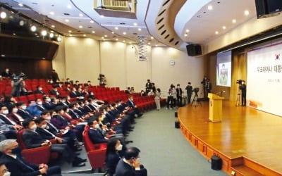 [포토] 젤렌스키, 국회 화상연설…“한국 도움 필요하다”