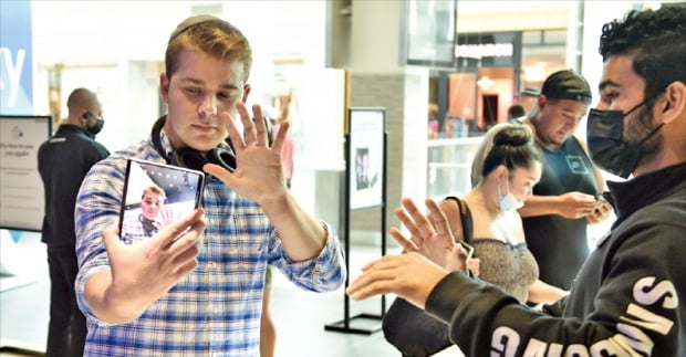 미국 뉴욕주 가든시티에 있는 ‘삼성 익스피리언스 스토어’를 방문한 현지 소비자들이 갤럭시Z폴드3를 체험해보고 있다.  삼성전자 제공 