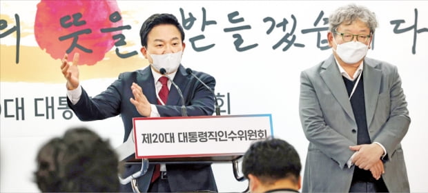 원희룡 대통령직인수위원회 기획위원장(왼쪽)과 김상협 상임기획위원이 12일 서울 통의동 인수위 사무실에서 ‘실현 가능한 탄소중립을 위한 정책 방향’에 대해 브리핑하고 있다.  김범준 기자 