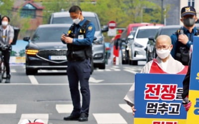 [포토] "우크라에 평화를"…스님들의 오체투지