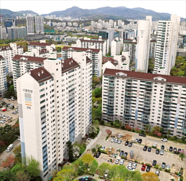 새 정부 출범에 따른 재건축 규제 완화 기대에 강남 재건축 단지들이 오름세를 보이자 재건축 연한이 도래한 1기 신도시 집값도 들썩거리고 있다. 사진은 올해 준공 32년차를 맞는 경기 성남시 분당의 시범한양아파트. 이 단지 전용면적 84㎡는 지난 5일 신고가인 16억원에 팔렸다.  /임대철 한경디지털랩  기자 