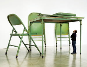 로버트 테리언 - 녹색 접이식 탁자와 의자(2008): 세 살 때 내 모습이 떠오르는가
가나아트센터