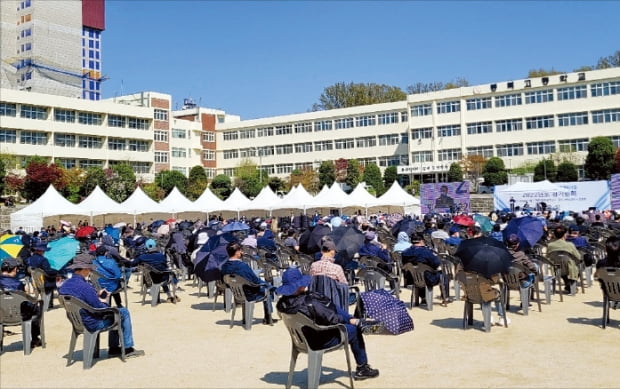 둔촌주공 '공사 중단'에 조합 '시공사 교체' 맞불…"이러다 다 죽어"