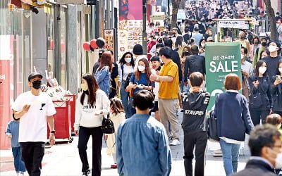 [포토] “이게 얼마 만이야”…다시 붐비는 명동