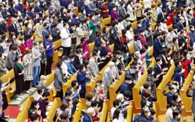  거리두기 해제 앞두고…“할렐루야” 부활절 예배