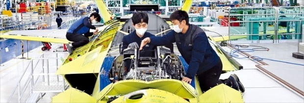 경남 사천시에 있는 한국항공우주산업(KAI) 공장에서 근로자들이 차세대 전투기 KF-21을 조립하고 있다. /KAI 제공 