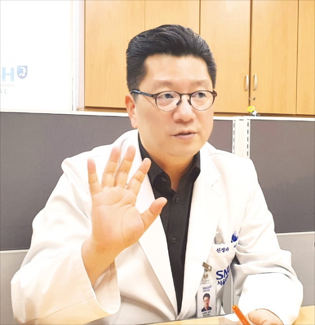 이승훈 서울대병원 신경과 교수가 연구실에서 뇌졸중 예방법에 대해 설명하고 있다. 김정은  기자 