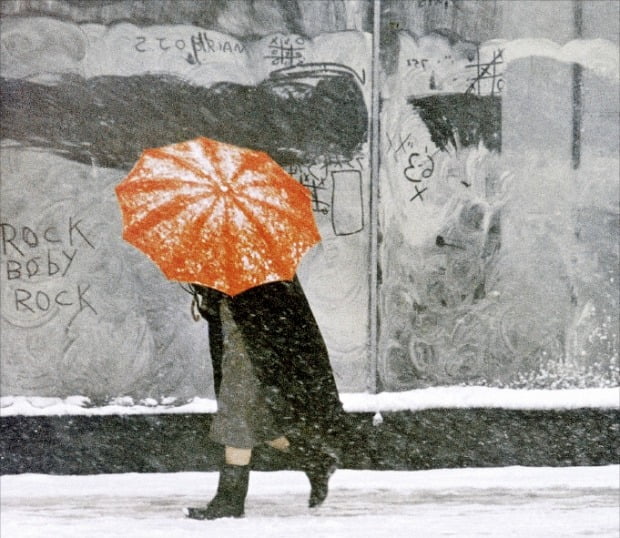 사울 레이터의 ‘Red Umbrella’(1958) /사울 레이터 재단 제공 