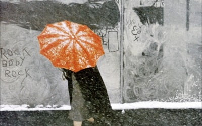 빨간 우산 든 여인…필름으로 담은 '50년대 컬러풀 뉴욕'
