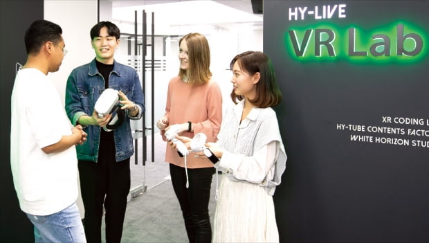 한양대 학생들이 지난 22일 ‘하이 라이브(HY-LIVE) VR 랩’에서 수업을 준비하고 있다. 이 공간에선 가상현실에서 화학·물리 등 실험을 수행하고 이를 다른 학생과 온라인으로 공유할 수 있다.  한양대  제공 