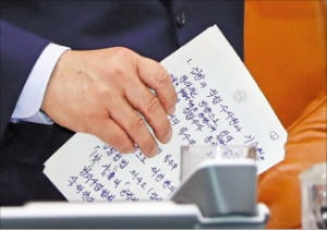 박병석 국회의장이 22일 서울 여의도 국회의장실에서 직접 작성한 ‘검수완박’ 법안 중재안을 들고 긴박하게 움직이고 있다.  /뉴스1 