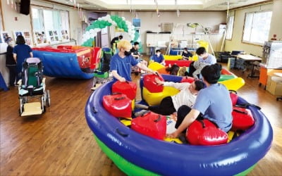 효성, '영락애니아의 집'과 10년째 인연…휠체어 보조기구·놀이시설 후원