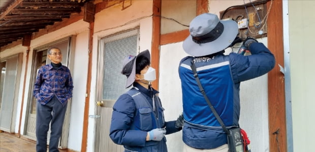 전기안전공사 직원들이 지난 3월 농가주택 전기시설을 점검하고 있다.  한국전기안전공사 제공 