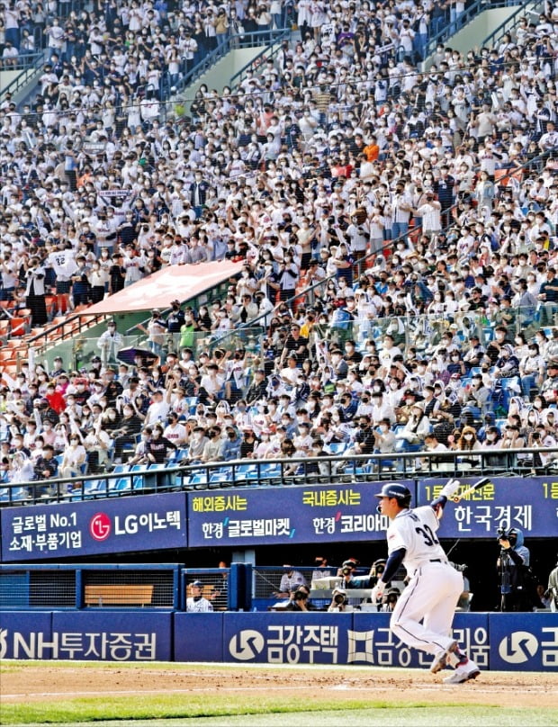 [포토] 다시 함성 울려퍼진 잠실야구장