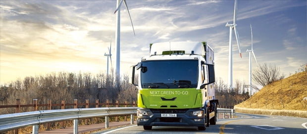 BMW코리아가 이동식 에너지 저장소(ESS)를 이용한 충전서비스 등 친환경 사회공헌활동에 적극 나서고 있다. 사진은 ESS를 탑재한 BMW코리아의 트럭.  BMW코리아 제공 