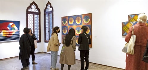 팔라제토 티토에서 열린 하종현 개인전에서 관람객들이 작품을 살펴보고 있다.  국제갤러리·티나킴갤러리 제공 