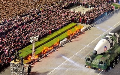 [포토] 北 사상 최대 열병식에 등장한 ICBM…핵 위협 노골화