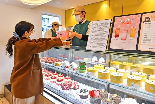 서울 강남구 카페 노티드 청담점에서 고객이 주문한 도넛을 받아가고 있다. 사진=서범세 기자 