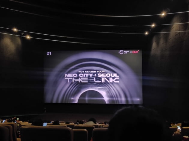 CGV는 케이팝 아티스트의 콘서트를 생중계했다. 지난해 열린  NCT127의 콘서트 생중계 모습.(사진=CGV)
