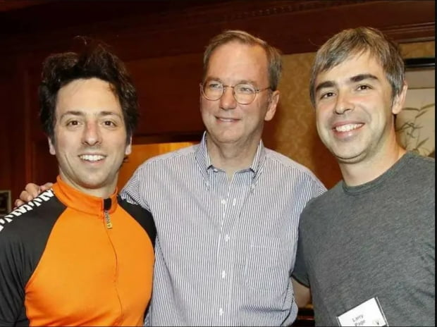구글의 ‘어덜트 슈퍼바이저’ 역할을 했던 에릭 슈미트(가운데) 전 CEO와 두 
명의 공동 창업자인 세르게이 브린과 래리 페이지(오른쪽).  사진=구글 