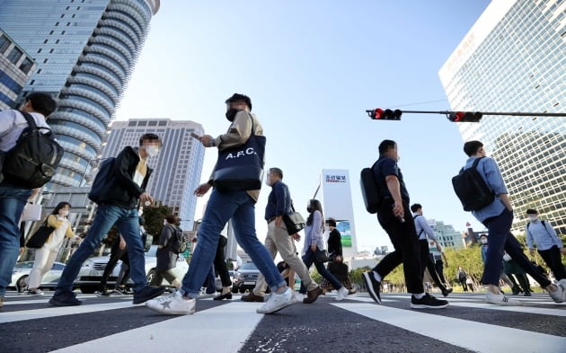 서울 광화문 세종대로사거리에서 출근길 시민들이 발걸음을 옮기고 있다. 사진=한국경제신문