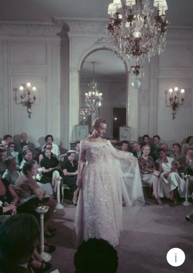 디올의 1953년 가을 겨울 패션쇼.