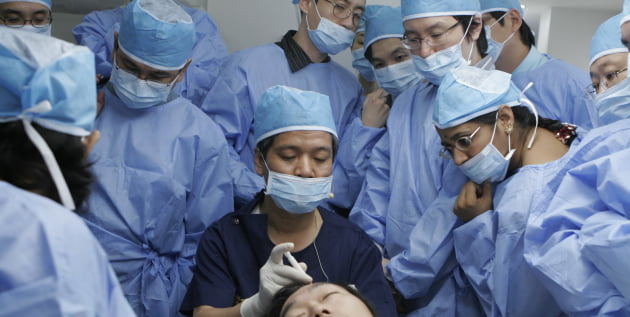 경북대 모발이식센터에서 김정철 의과대 교수(모발이식센터장)이 모발이식 수술을 하고 있다. 사진=대구시 제공 